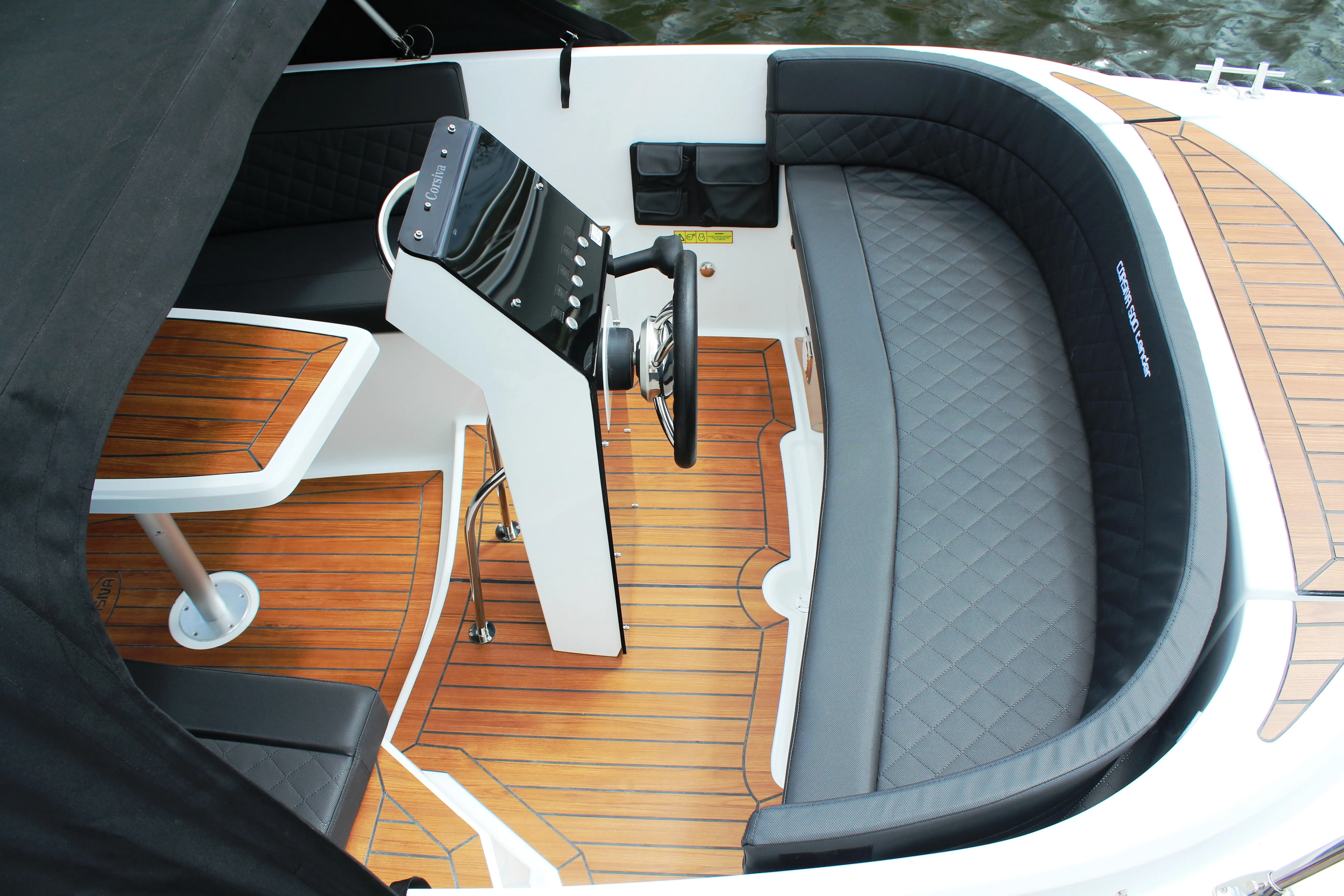 Fahrstand und Fahrersitzbank der Corsiva 500 Tender