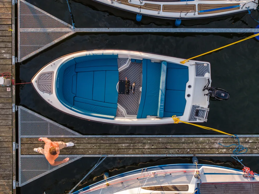 Eine Draufsicht auf das Boot mit gutem Überblick über die Raumaufteilung