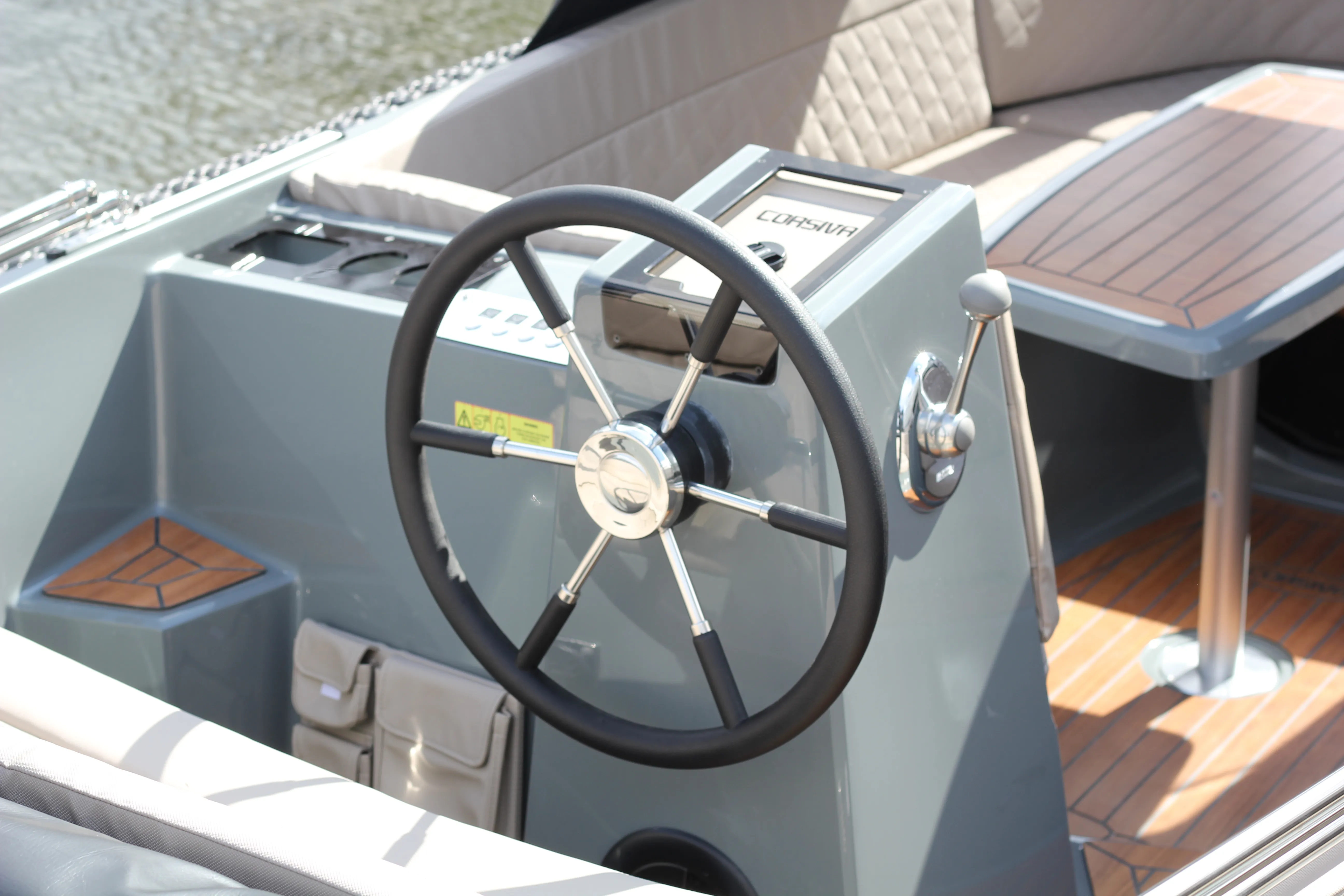 Fahrstand mit großem Steuerrad und vielen Ablagefächern