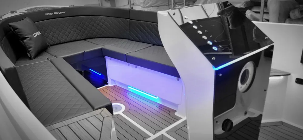 Cockpit und Sitzgruppe der 600er Tender