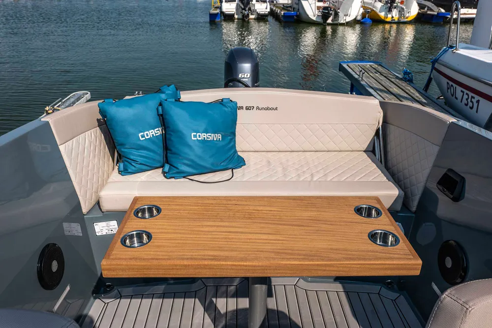 Tisch und Sitzbank im Heck. Sie ist umklappbar um eine riesige Sonnenliege zu schaffen.