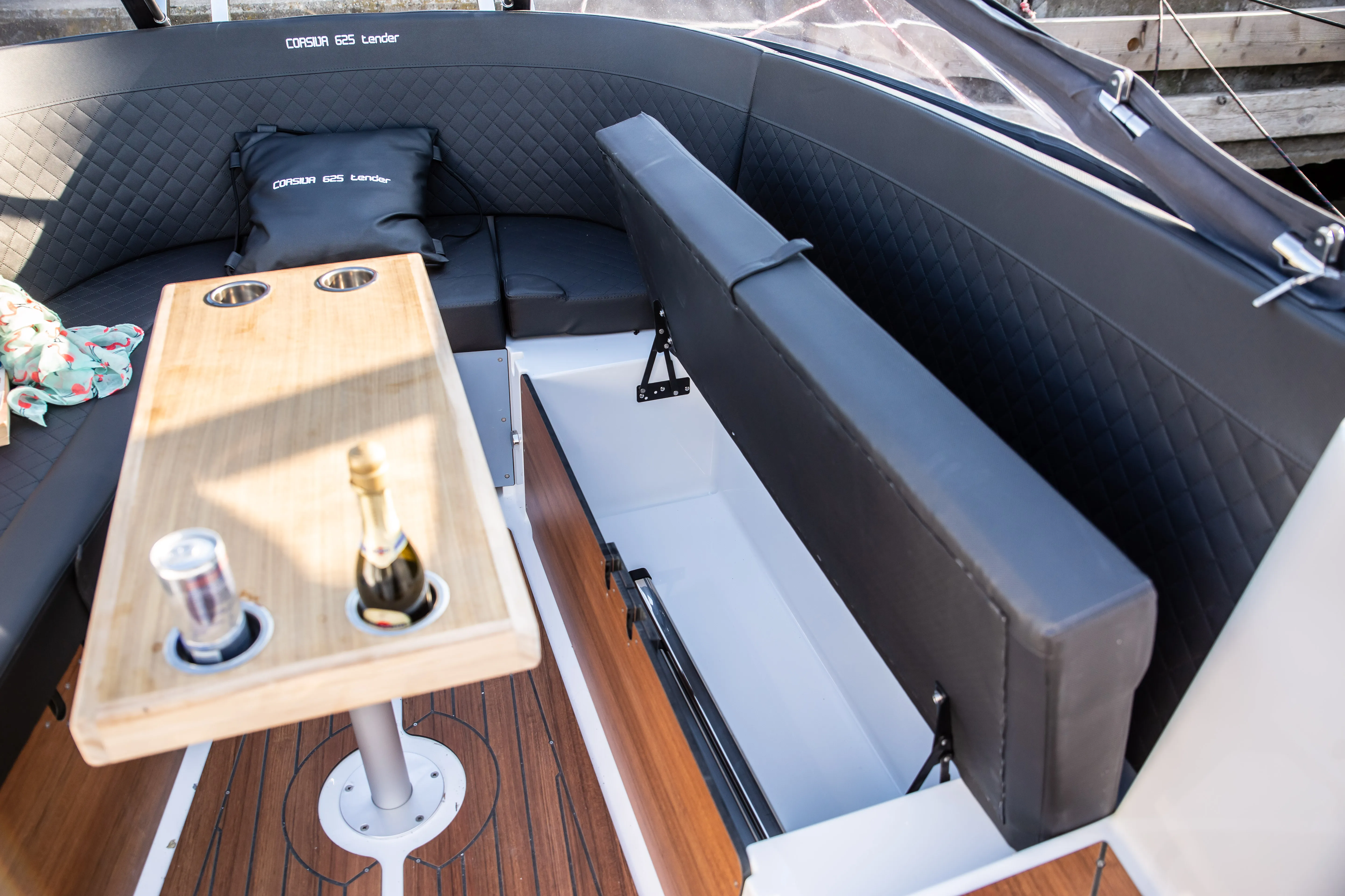 Hier wird der riesige Stauraum unter der Sitzbank gezeigt.